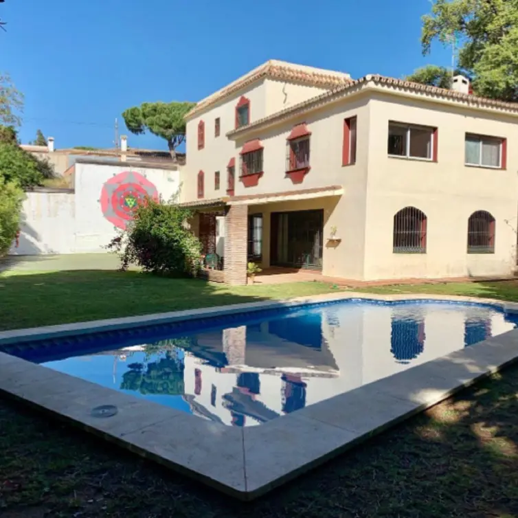 Venta de villa independiente en Elviria