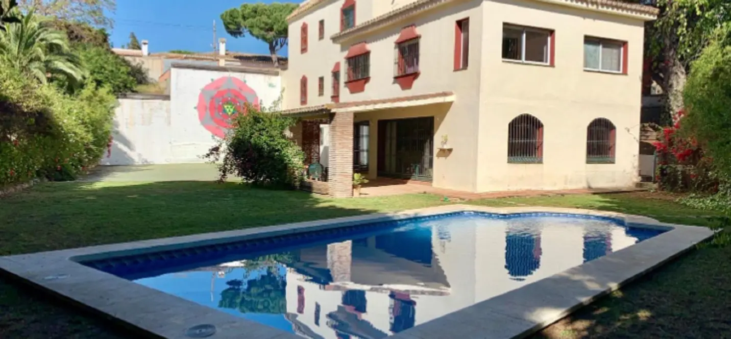 Venta de villa independiente en Elviria 0