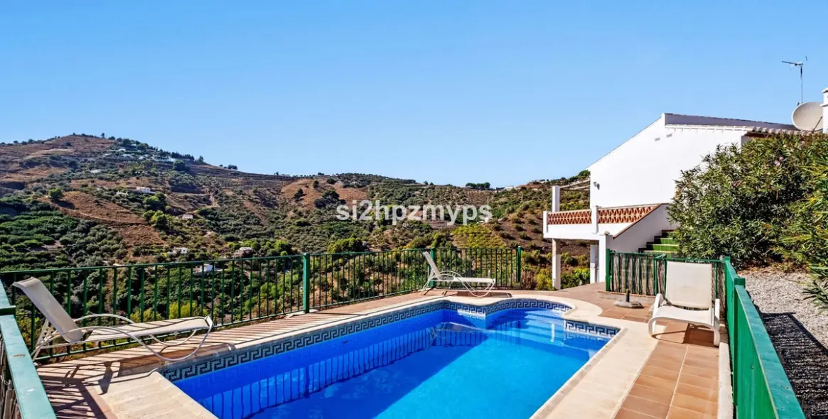 Продажа  отдельно стоящей виллы в Frigiliana 1