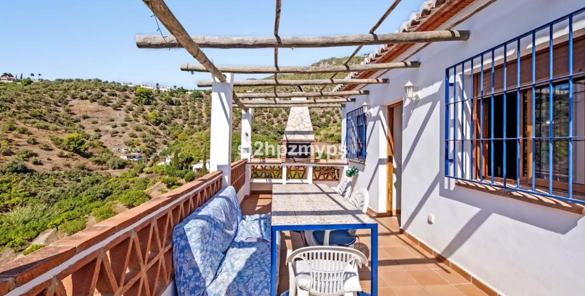 Продажа  отдельно стоящей виллы в Frigiliana 10