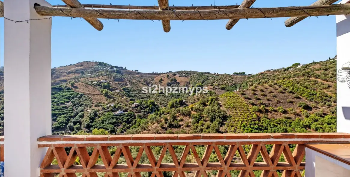 Продажа  отдельно стоящей виллы в Frigiliana 11