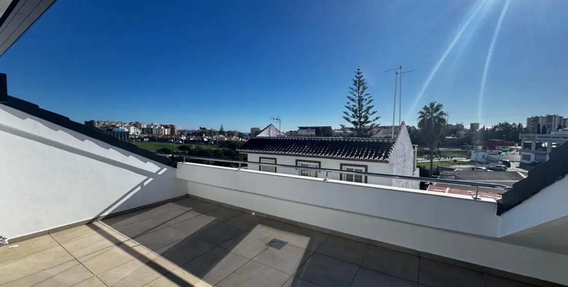 Sale of middle floor apartment in Fuengirola 1