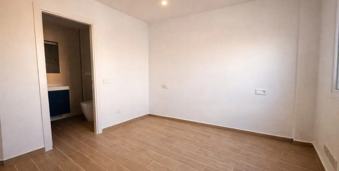 Sale of middle floor apartment in Fuengirola 16