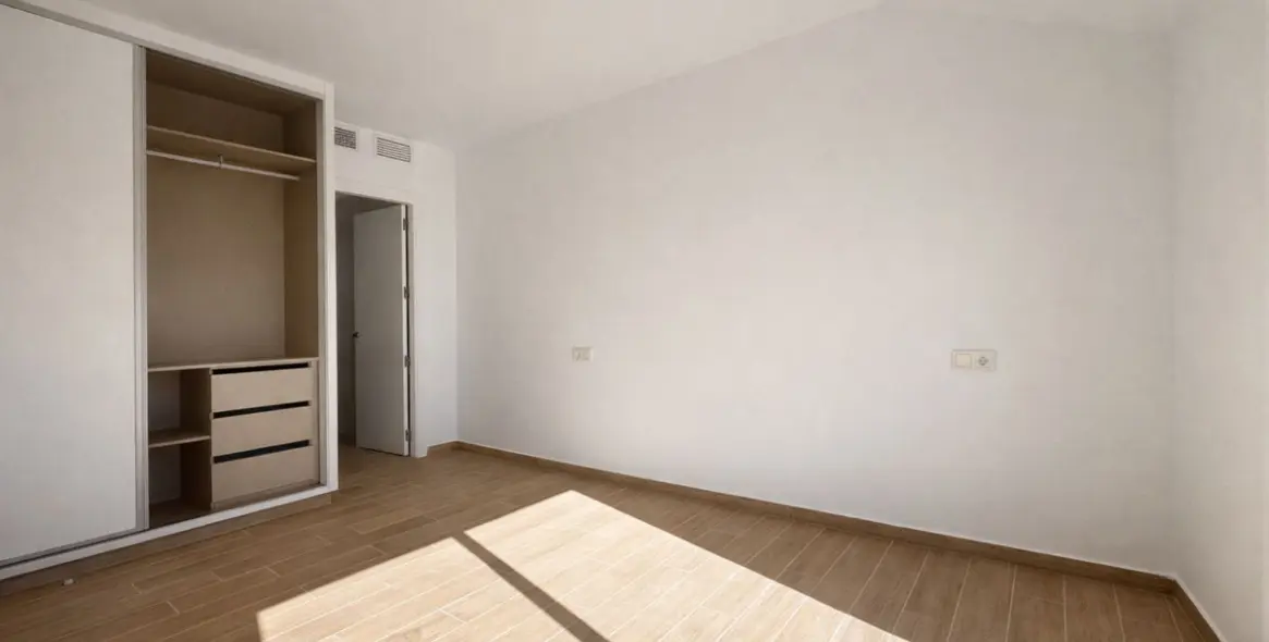 Sale of middle floor apartment in Fuengirola 17