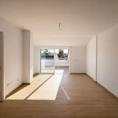 Sale of middle floor apartment in Fuengirola