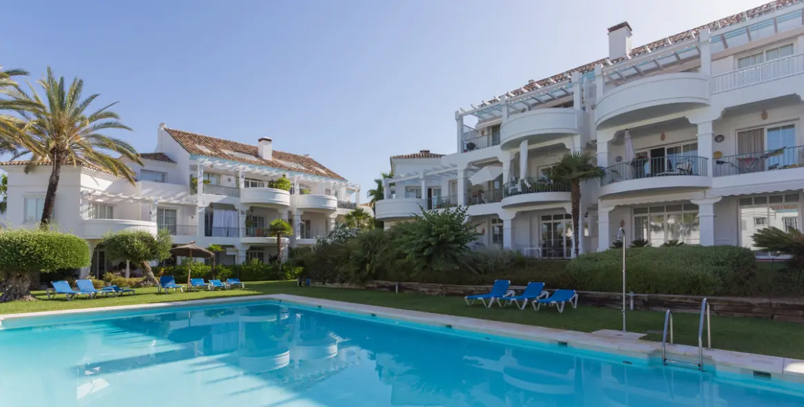 Venta de apartamento en planta baja en Guadalmina Alta 1