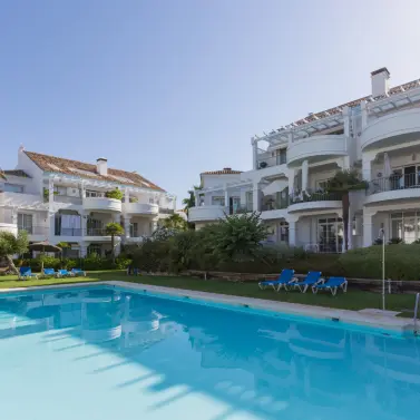 Venta de apartamento en planta baja en Guadalmina Alta