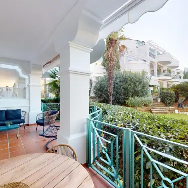 Venta de apartamento en planta baja en Guadalmina Alta
