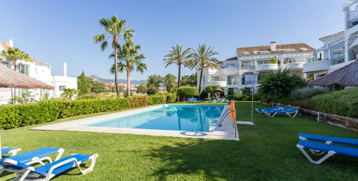 Venta de apartamento en planta baja en Guadalmina Alta 6