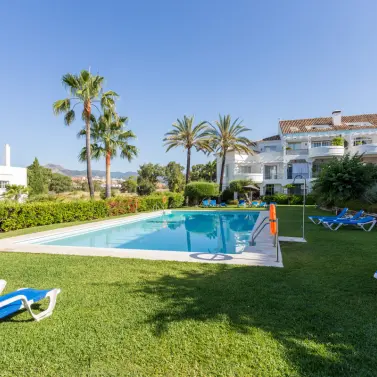 Venta de apartamento en planta baja en Guadalmina Alta