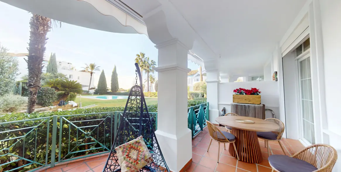 Venta de apartamento en planta baja en Guadalmina Alta 15