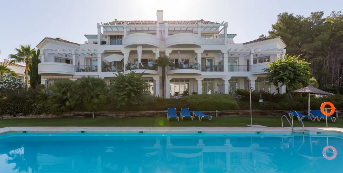 Venta de apartamento en planta baja en Guadalmina Alta 22