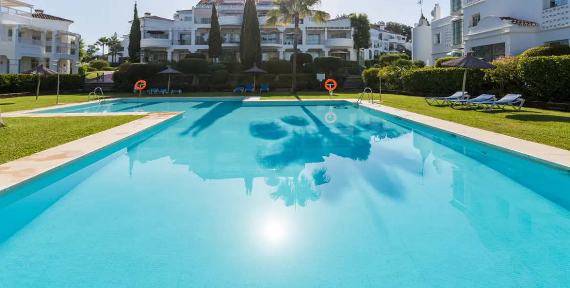 Venta de apartamento en planta baja en Guadalmina Alta 23