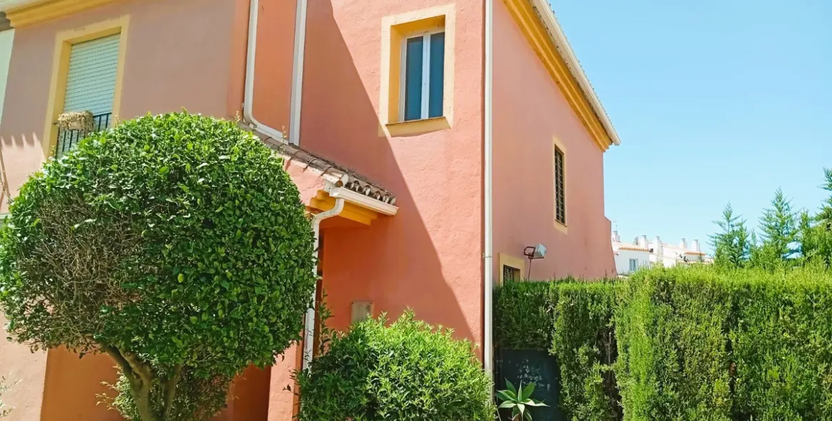 Sale of semi-detached house in Estepona 1
