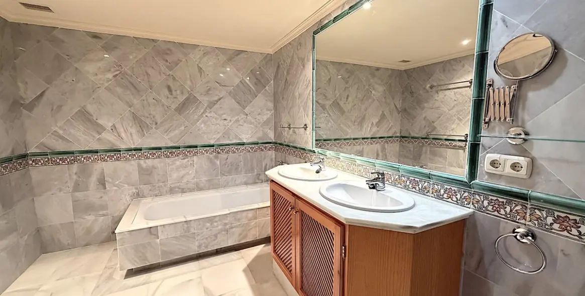 Sale of ground floor apartment in Monte Halcones 11