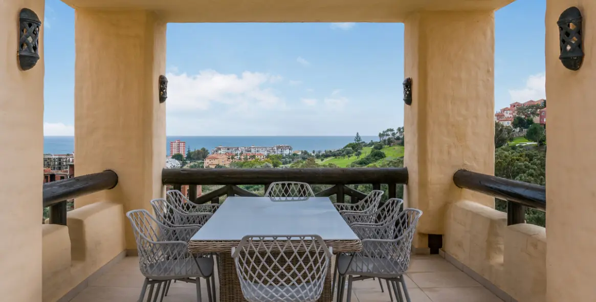 Sale of penthouse in La Duquesa 1