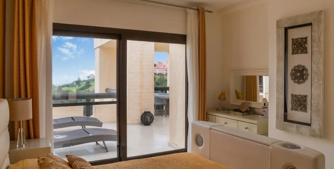 Sale of penthouse in La Duquesa 5