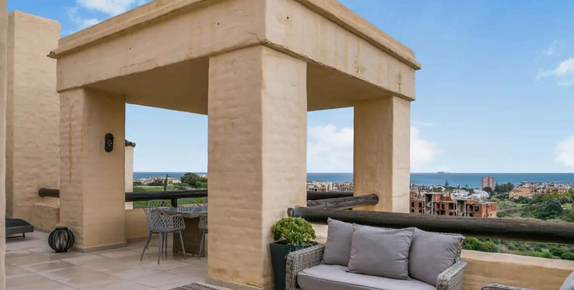 Sale of penthouse in La Duquesa 11