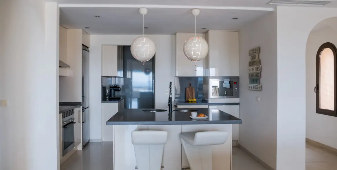 Sale of penthouse in La Duquesa 26
