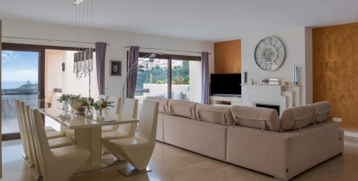 Sale of penthouse in La Duquesa 33