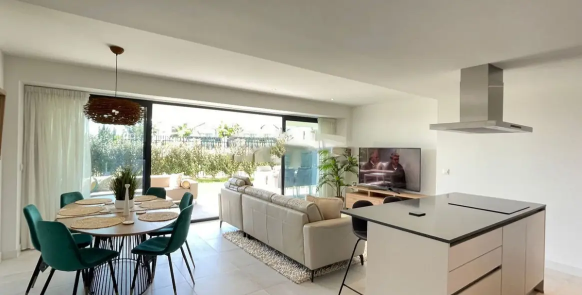 Venta de apartamento en planta baja en Selwo 3