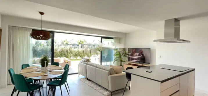 Venta de apartamento en planta baja en Selwo 2