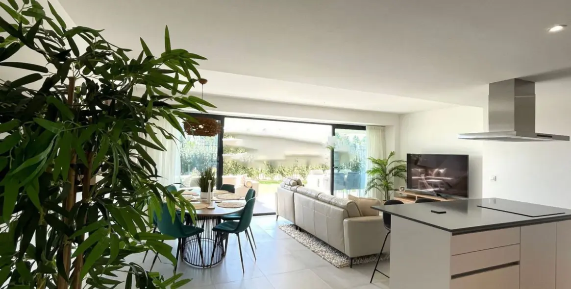 Venta de apartamento en planta baja en Selwo 4