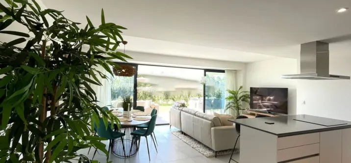 Venta de apartamento en planta baja en Selwo 3