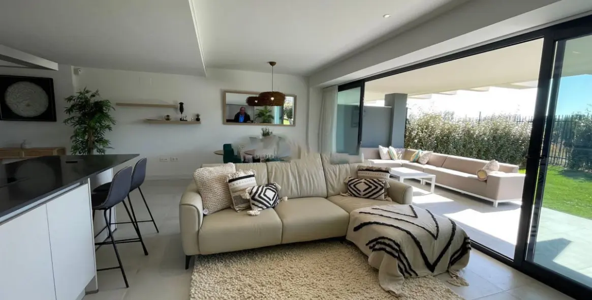 Venta de apartamento en planta baja en Selwo 5