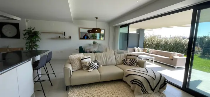 Venta de apartamento en planta baja en Selwo 4