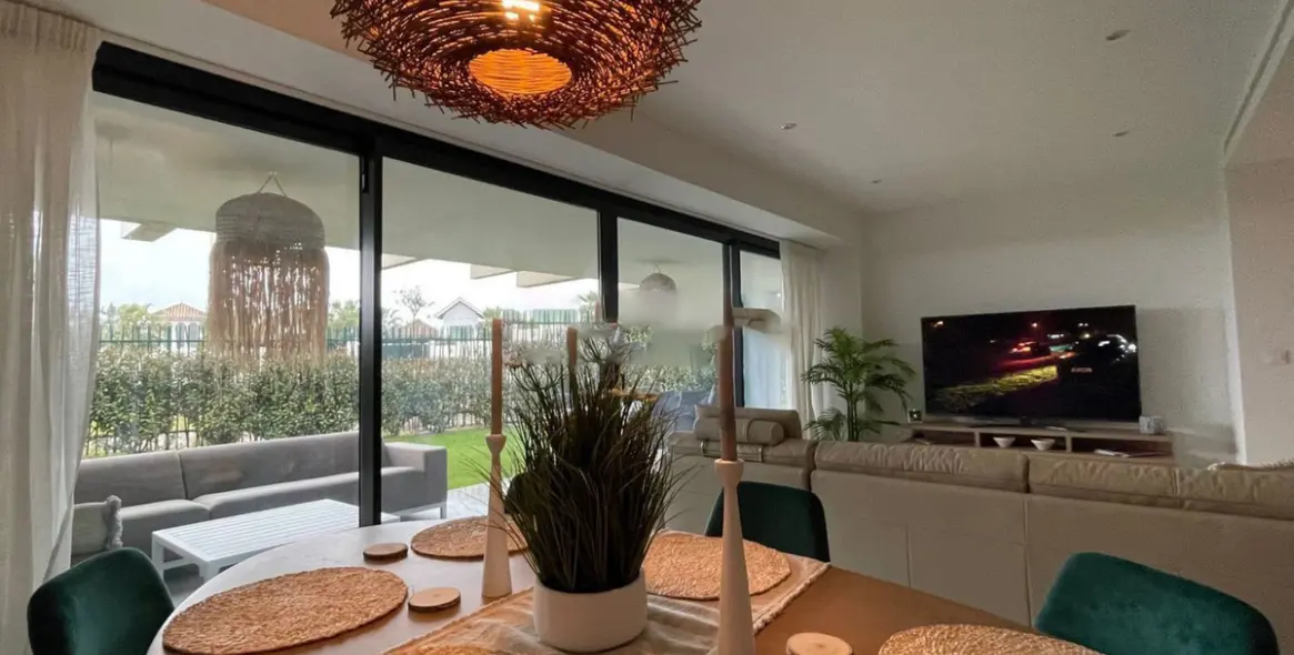 Venta de apartamento en planta baja en Selwo 8