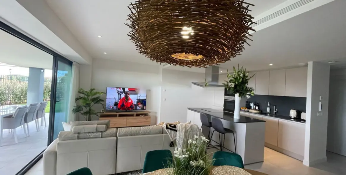 Venta de apartamento en planta baja en Selwo 9