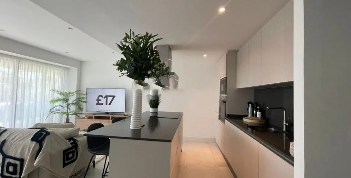 Venta de apartamento en planta baja en Selwo 12