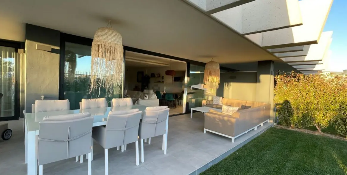Venta de apartamento en planta baja en Selwo 13