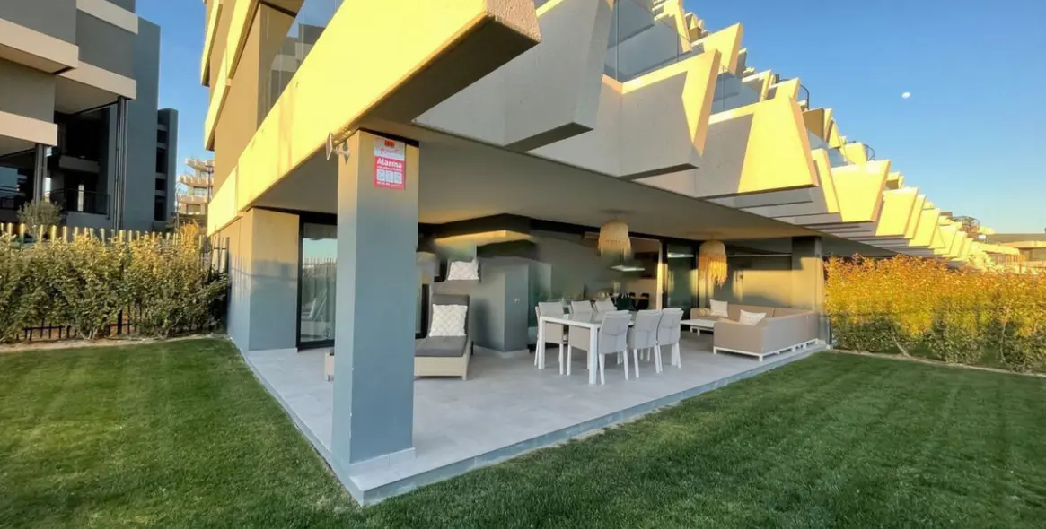 Venta de apartamento en planta baja en Selwo 14