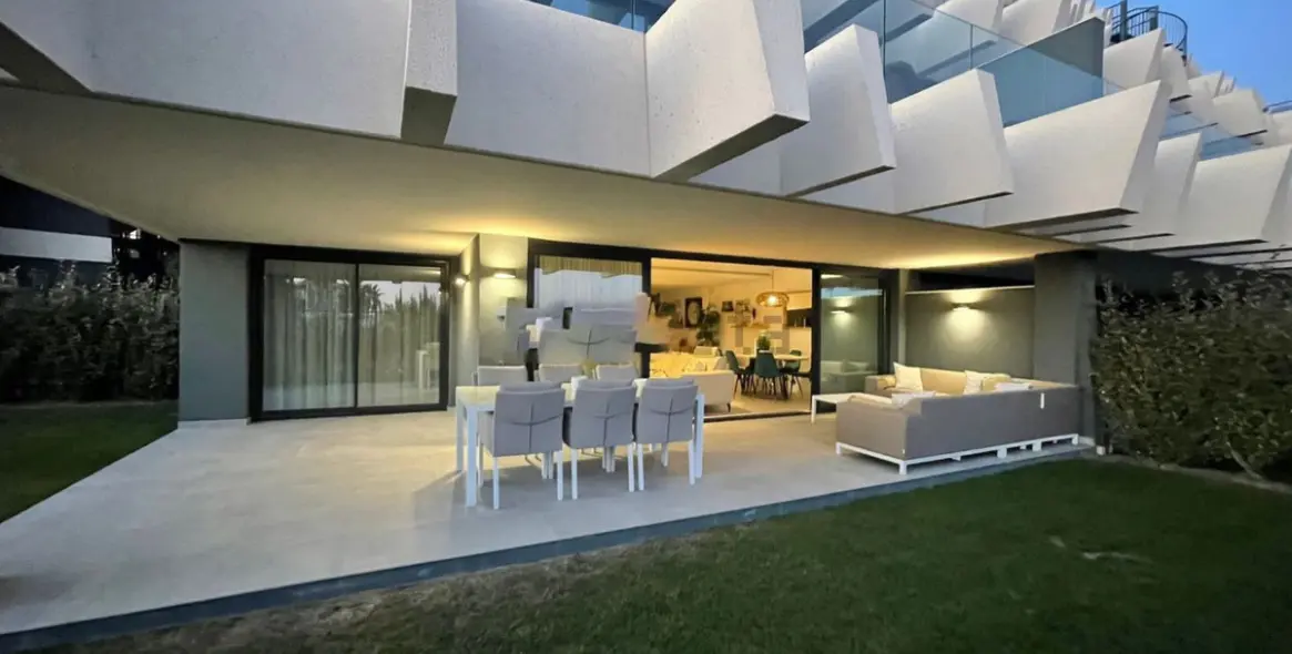 Venta de apartamento en planta baja en Selwo 15