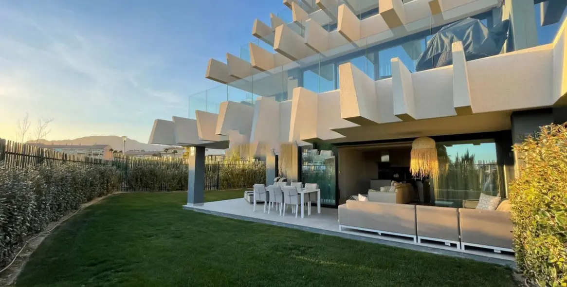 Venta de apartamento en planta baja en Selwo 16