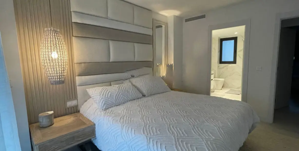 Venta de apartamento en planta baja en Selwo 19