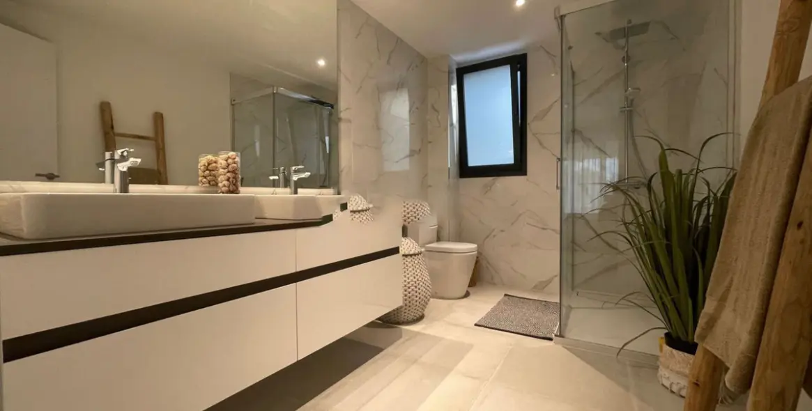 Venta de apartamento en planta baja en Selwo 23