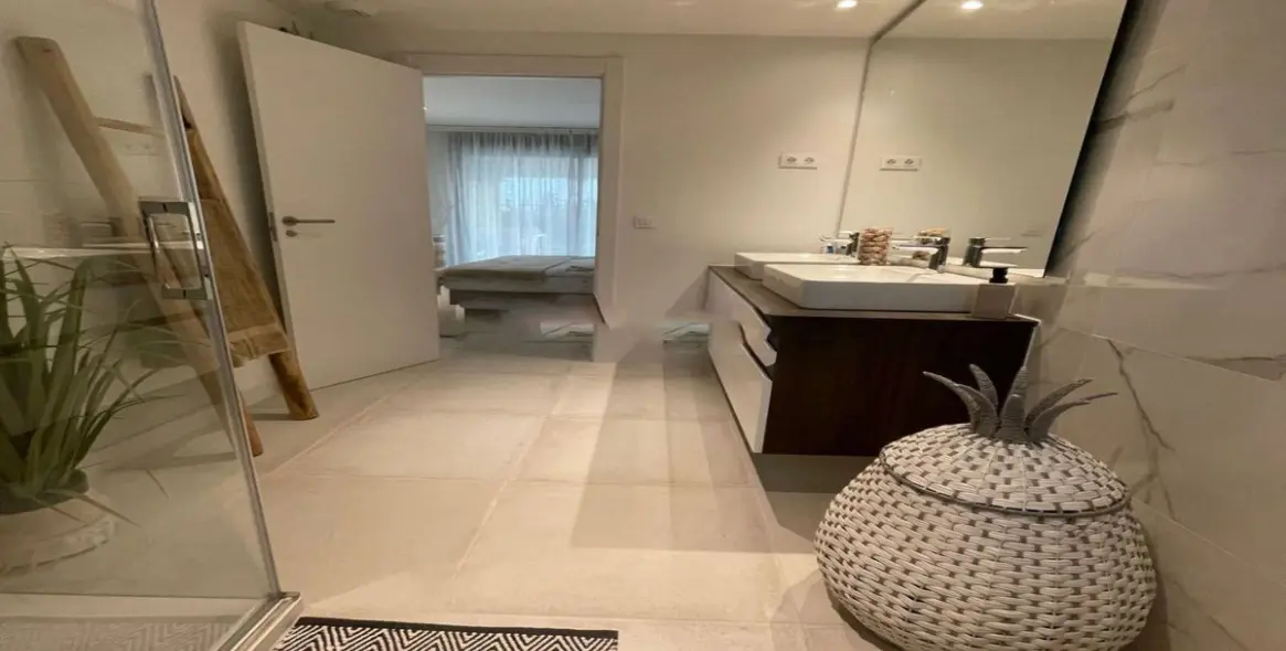 Venta de apartamento en planta baja en Selwo 24