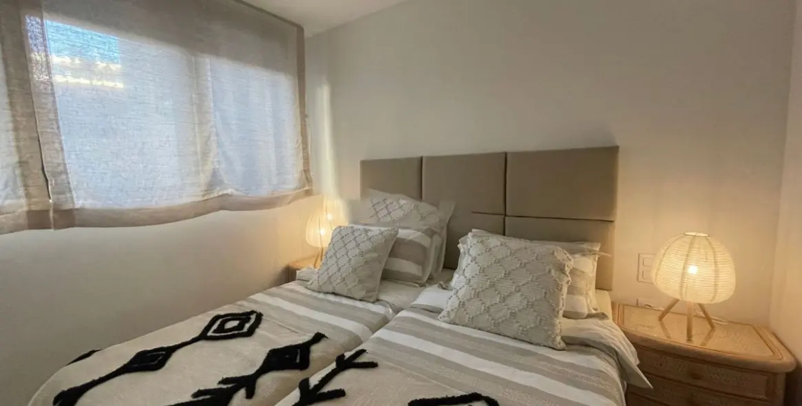 Venta de apartamento en planta baja en Selwo 25