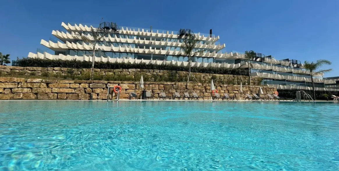 Venta de apartamento en planta baja en Selwo 29