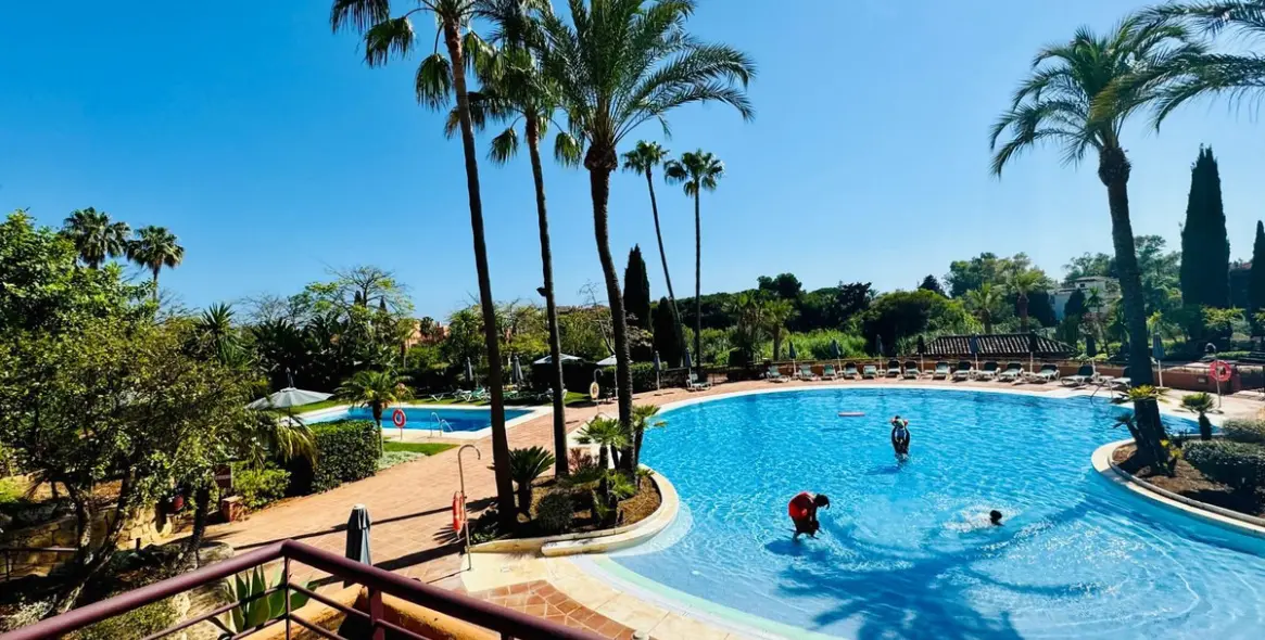 Sale of middle floor apartment in Bahía de Marbella 2