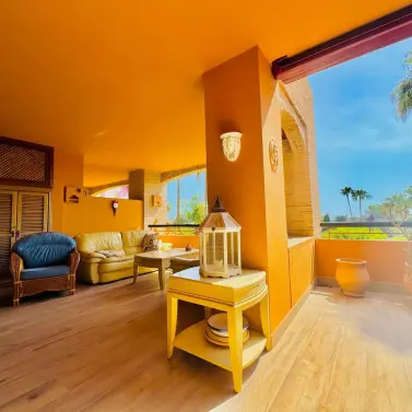 Venta de apartamento en planta media en Bahía de Marbella