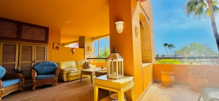 Venta de apartamento en planta media en Bahía de Marbella 2