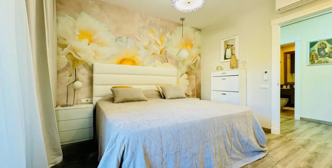 Sale of middle floor apartment in Bahía de Marbella 10