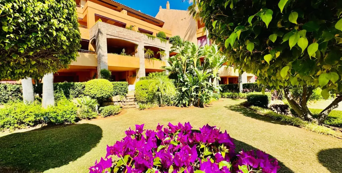 Sale of middle floor apartment in Bahía de Marbella 1