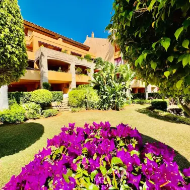 Продажа апартаментов на среднем этаже в Bahía de Marbella