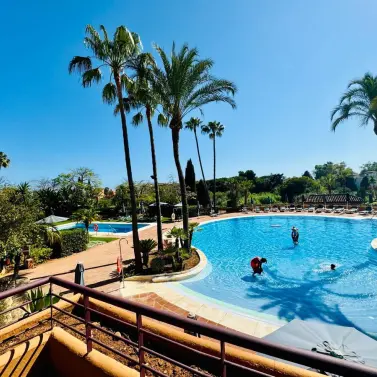 Продажа апартаментов на среднем этаже в Bahía de Marbella