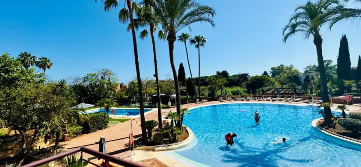 Продажа апартаментов на среднем этаже в Bahía de Marbella 1